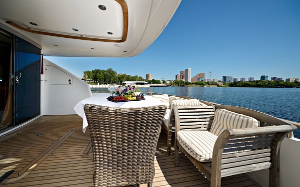 Аренда моторной яхты Fairline Squadron 74 в Москве - зона отдыха на корме